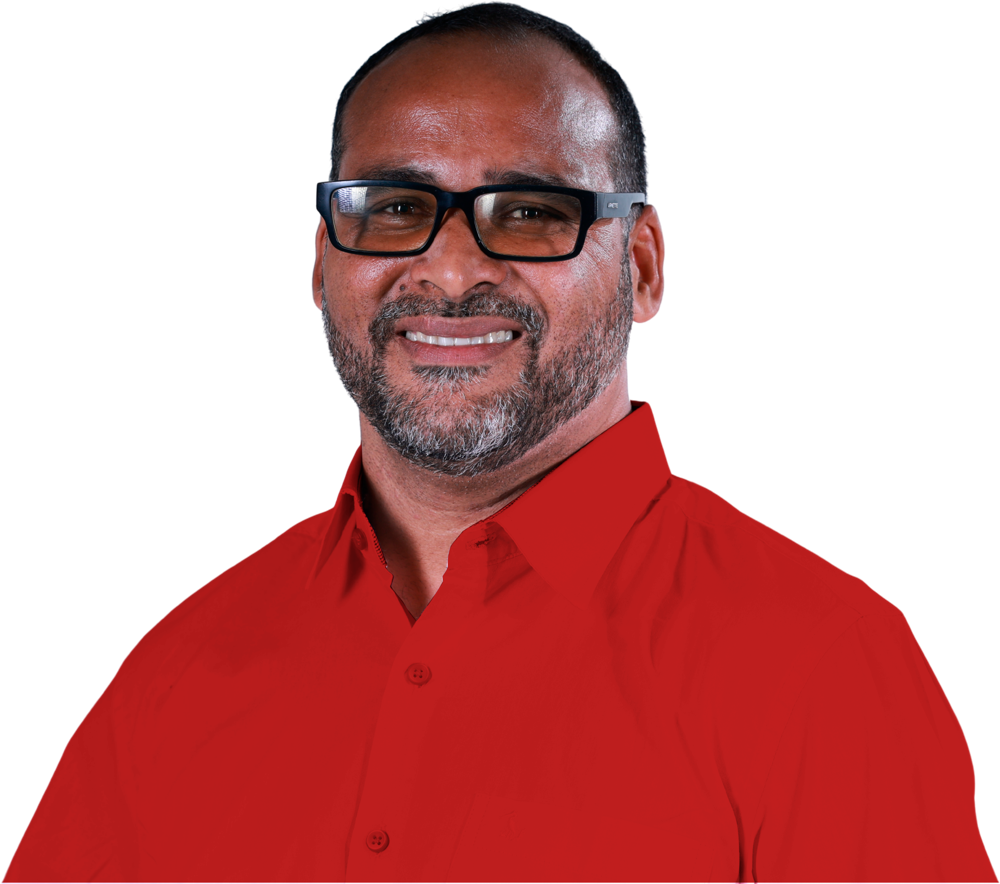 Professor Benizário de camisa vermelha, sorrindo
